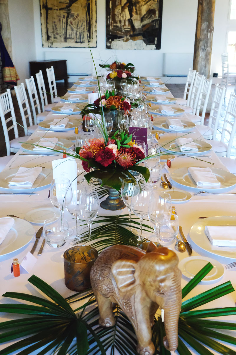 Centre de table de mariage et événement au thème de Bollywood avec des bouquets de fleurs.