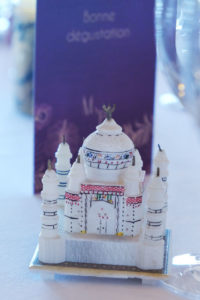 Petite Statue De Temple Indou Lors D'un Mariage Sur Le Thème Bollywood.