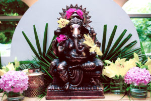 Statue D'éléphant Sur Le Thème De Bollywood Avec Décoration Florale En Fleurs De Couleurs.