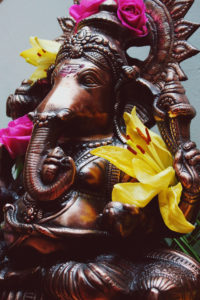 Statue D'éléphant Sur Le Thème De Bollywood Avec Décoration Florale En Fleurs De Couleurs.