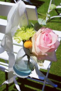 Bouquet De Fleurs De Déco De Chaise De Mariage En Craspédia Jaune Et Rose.