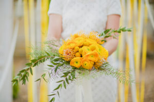 Un Bouquet De Mariée Jaune Avec La Fleur De Craspédia Et La Renoncule Lors De Mariage En Couleur D'été.