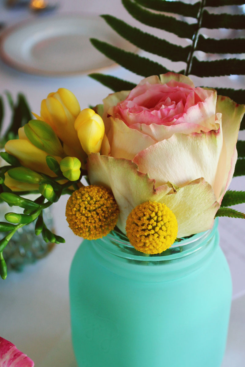 La craspedia jaune en composition florale de mariage et événement au style chic et champêtre.