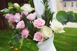Rose De Couleur Pastel Et Drapé Blanc En Déco De Mariage En Plein Air Dans Un Jardin.