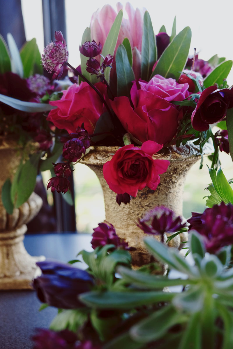 Centre de table en rose et astrance au thème romantique dans un vase de luxe.