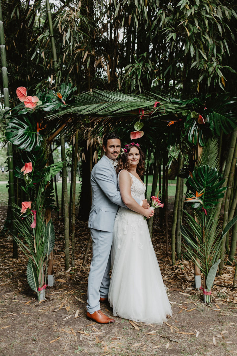 Arche de cérémonie de mariage en fleurs d'anthurium et langue de feu en extérieur au thème sauvage et tropical.