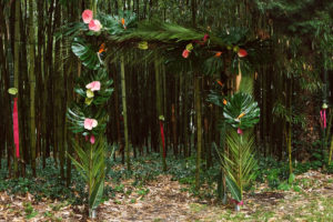 Décoration En Fleurs D'anthurium En Extérieur Avec Feuillage Dans Un Jardin Au Style Chic Tropical.