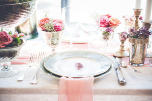 Décoration De Mariage En Centre De Table Au Thème Du Vignoble En Fleurs Violette, Rose Et Rouge.