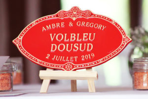 Décoration De Mariage Avec Nom Des Tables De Réception Au Thème Western.