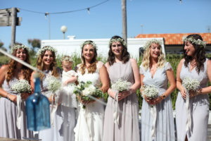 Bride Et Bridesmaids Avec Bouquet De Gypsophile Au Thème Chic De Mariage Américain.