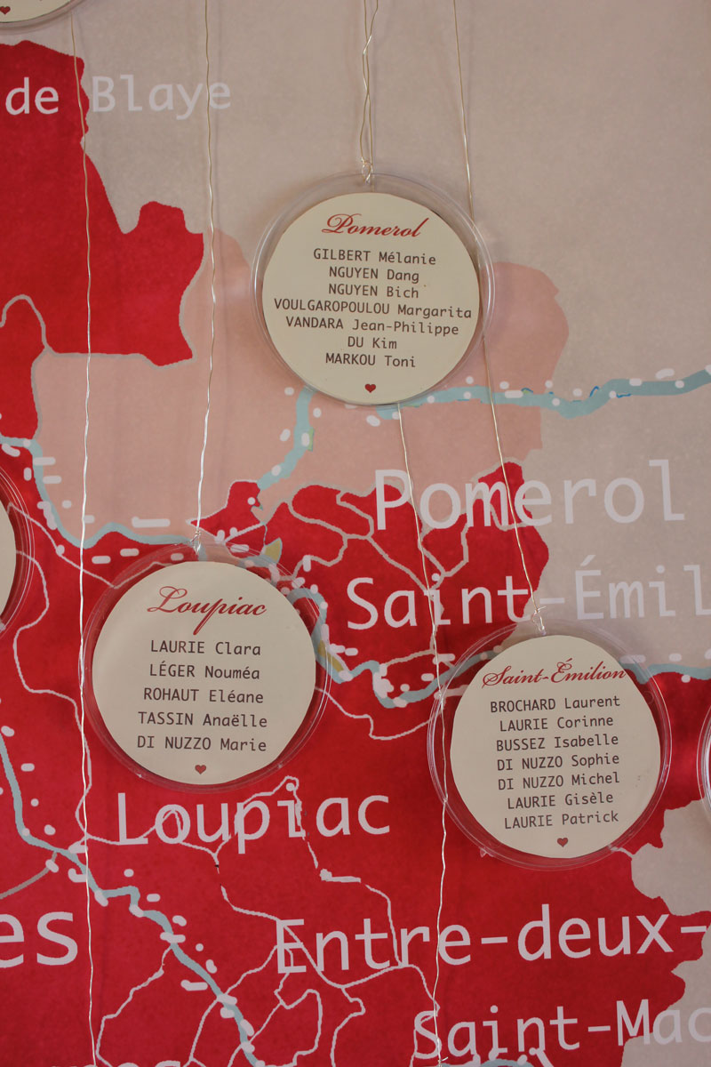 Plan de table mariage en carte de vin avec les appelations pomerol, saint émilion en Gironde.