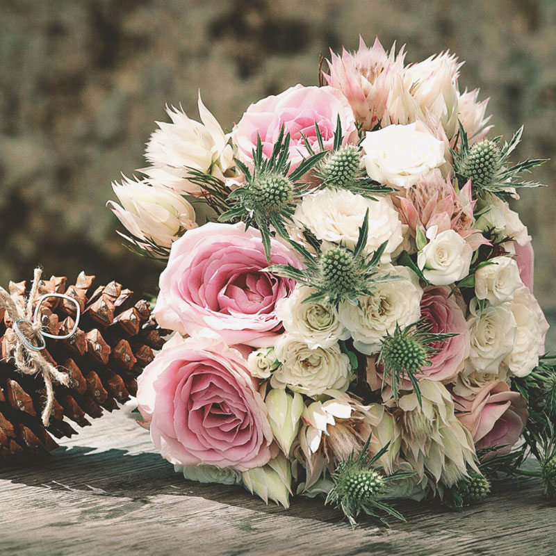 Bouquet de mariage en serruria florida, rose et fleur de chardon en déco au thème bohème bucolique.