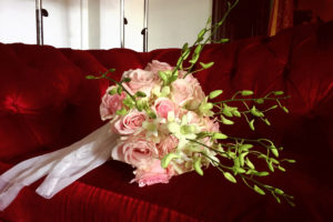 Bouquet De Mariée Romantique En Roses Lors D'un Mariage Au Pays Basque.
