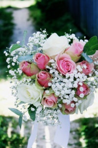 Bouquet De Mariée De Mariage Au Thème Guinguette Chic En Fleurs De Rose Et Gypsophile.