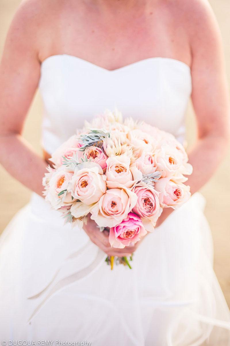 Bouquet de mariée en fleurs de roses de couleur pastel au style chic, champêtre et bohème.