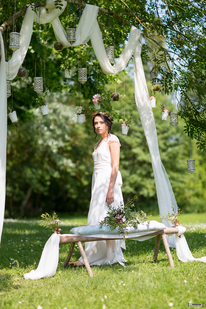 Déco de cérémonie de mariage au thème guinguette simple autours d'un arbre avec drapé.