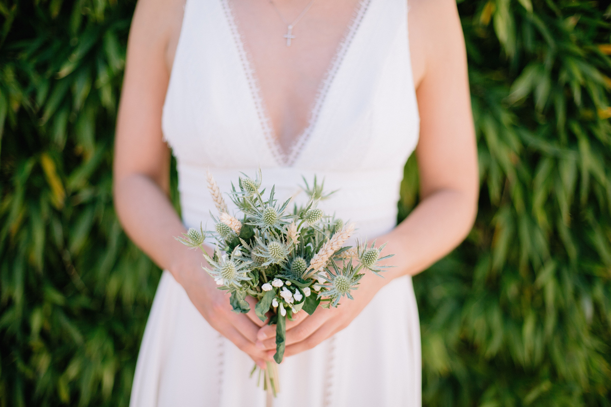 Tendance et idée de déco de mariage en 2022 en petit bouquet de fleurs simple au thème champêtre avec feuillage.