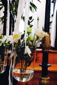 Bouquet De Fleurs En Alstroemère Blanche Dans Une église Du Pays Basque.