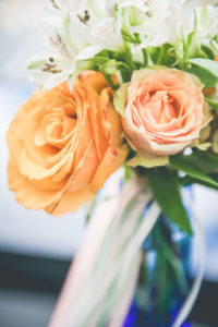 Rose De Couleur Orange Et Fleur De Lys Des Incas Blanche En Bouquet Chic.