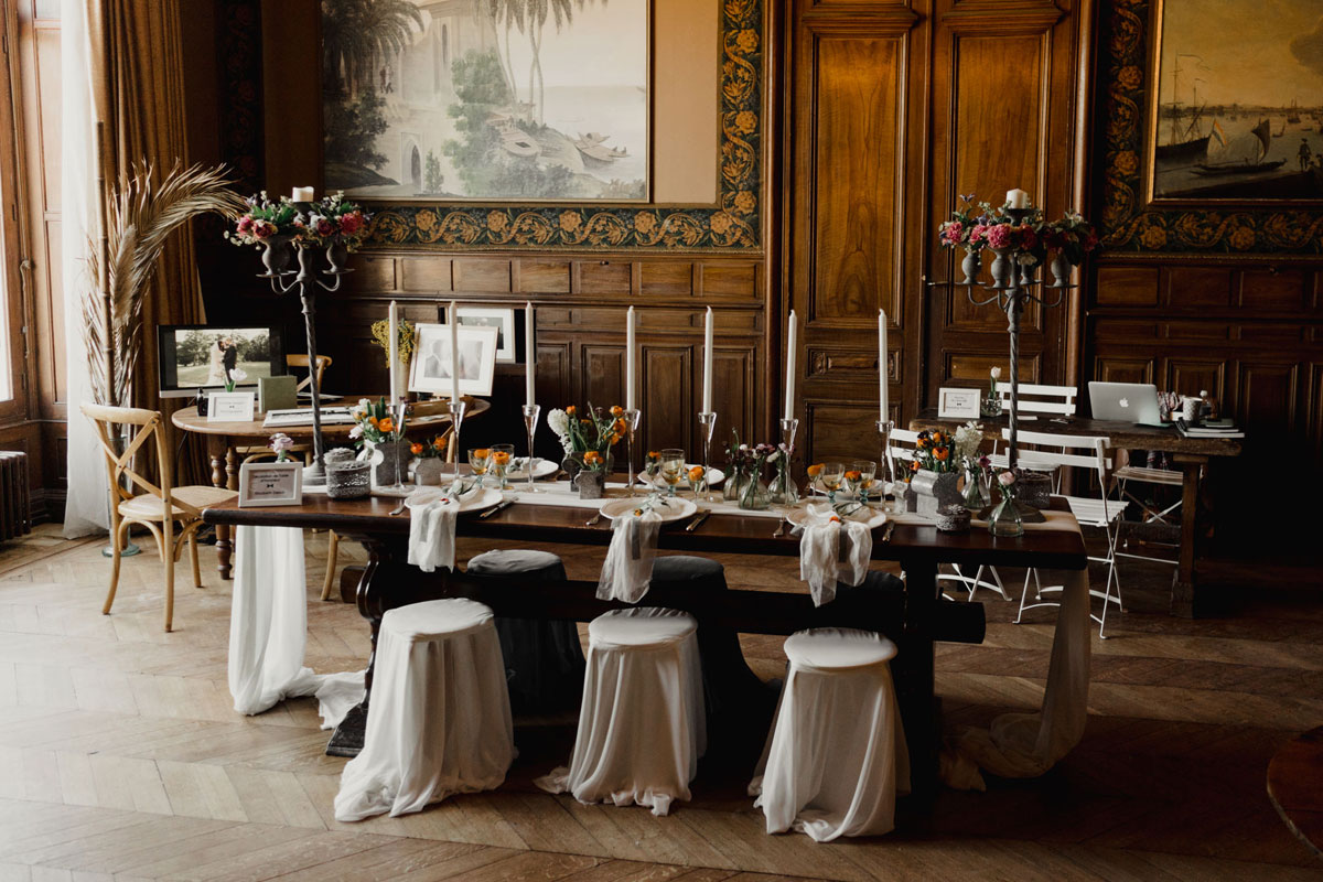 Chandelier fleuri de décoration de centre de table de réception au thème romantique sur le Pays Basque et les Landes.