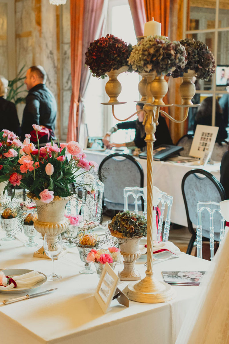 Hortensia et fleurs séchées sur chandelier vintage couleur doré en déco de mariage.