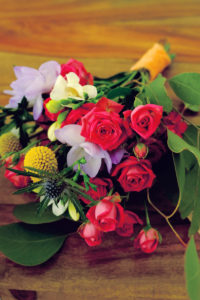 Bouquet De Mariage En Roses, Freesia, Craspédia Et Eucalyptus.