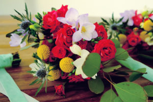 Bouquet De Fleurs En Couleurs Chaudes Et Colorées Avec Le Rouge, Violet Parme, Jaune Et Vert Végétal.