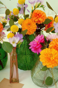 Composition Florale En Dahlia Orange, Freesia Violette Et Crapédia Jaune De Mariage En été.
