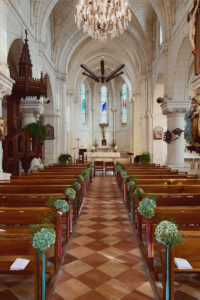 Déco Florale De L'église De Mariage Au Bout De Banc En Hortensia Séché.
