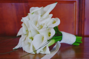 Bouquet De Mariée En Fleurs Blanches D'arum Pour Déco De Mariage Zen Et Chic.