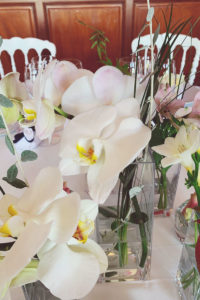 Centre De Table Et Décoration En Orchidée Blanche Lors De Réception De Mariage Au Thème Zen Et Chic.