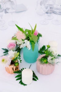 Bouquet De Fleurs Et Centre De Table En Dahlia, Freesia Et Rose.