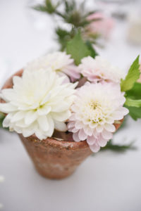 Bouquet De Fleurs Simple Et Chic En Déco De Mariage Avec Vase Horticole De Jardin.