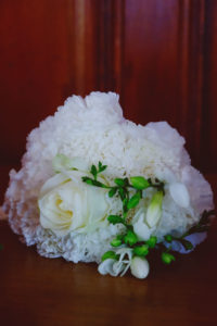 Bouquet De Mariage Blanc En Fleurs De Roses, Oeillets Et Freesias.