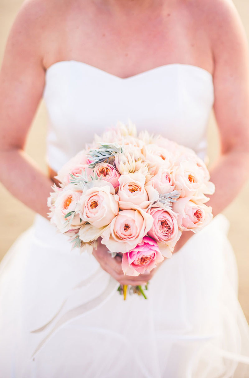 Bouquet de mariée de novembre bohème chic en fleurs de rose et couleurs pastel et pâle.