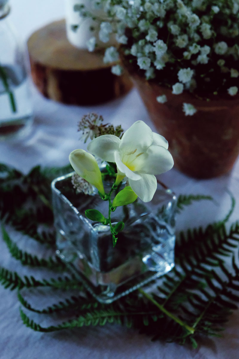 Centre de table de mariage en fleur de freesia blanche.