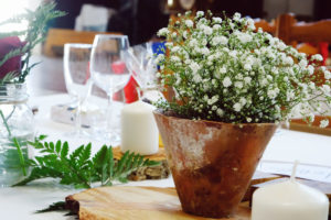 Déco Simple Avec Pot Horticole Et Fleurs Blanches De Mariage Chic En Aquitaine.
