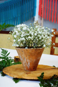 Décoration Florale De Mariage Au Pays Basque Avec Petit Pot Horticole Et Rondins De Bois Pour Fleurs De Gypsophile.