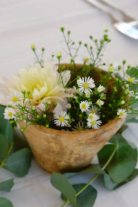 Fleurs Des Champs Dans Vase Ou Pot Horticole De Déco De Tables De Mariage, Anniversaire Et événement.
