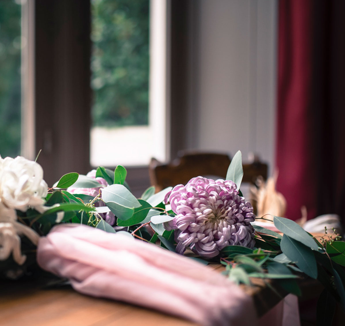 La chrysanthème en fleur du mois de novembre pour une déco de mariage aux bouquets au thème romantique chic.