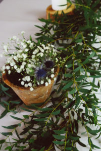 Mariage En Gironde Et Décoration Bohème En Fleurs De Gypsophile Et Eucalyptus Avec Vase Horticole.