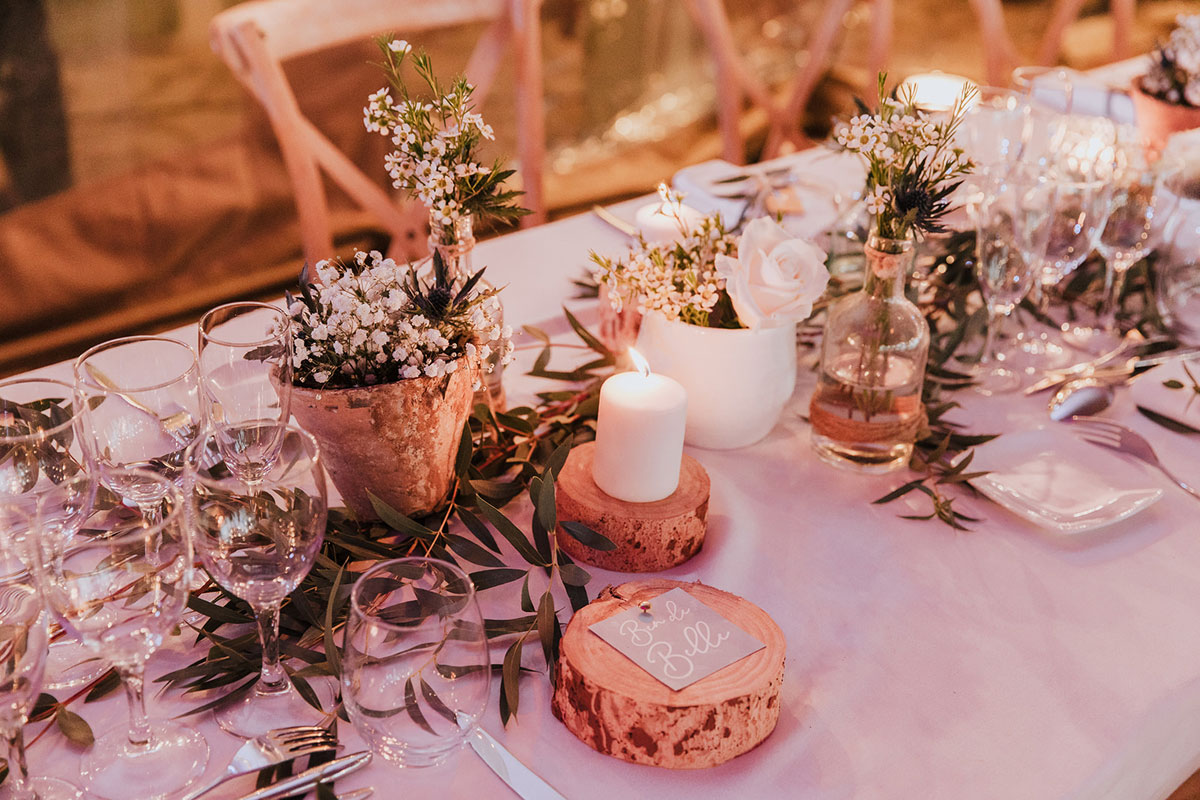 Vase et pot horticole de déco de mariage terracotta pour réception aux bouquets de fleurs champêtre et bohème.