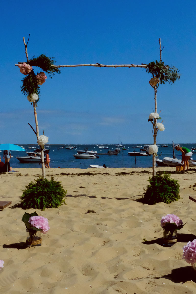 Arche en bois flotté de décoration de cérémonie de mariage sur une plage en Aquitaine.