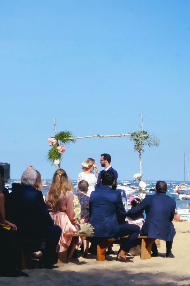 Mariage sur la plage en Aquitaine avec déco de cérémonie laïque.