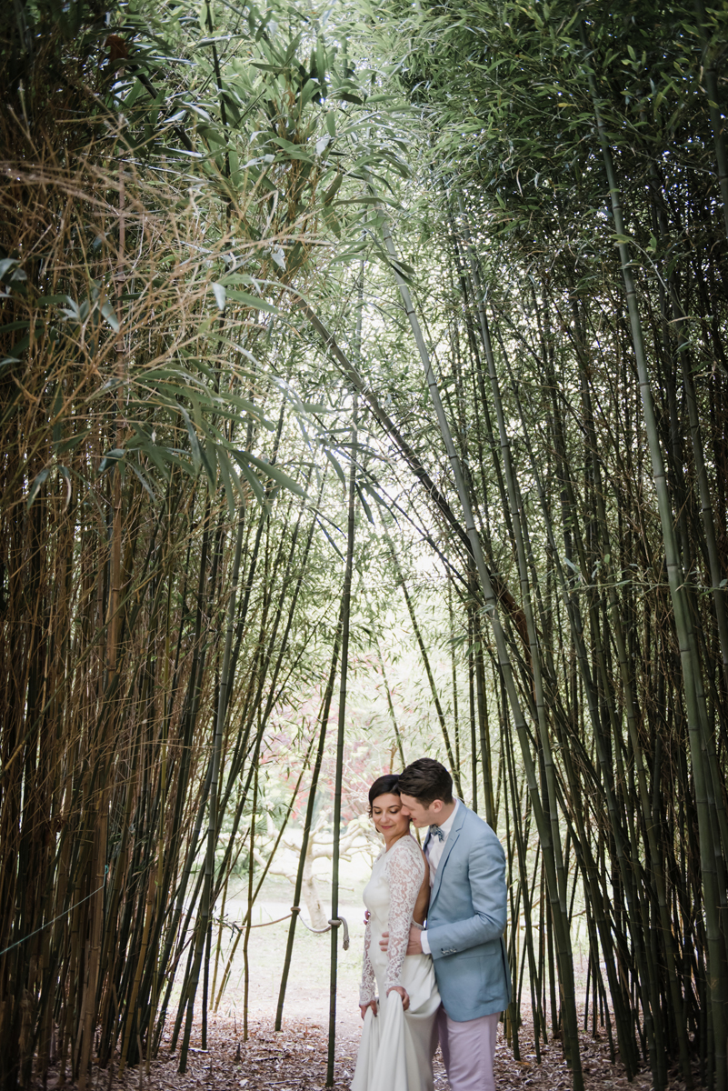 En pleine nature et au coeur de la forêt des Landes une photographie des mariés lors de leur séance et inspiration champêtre et bohème.