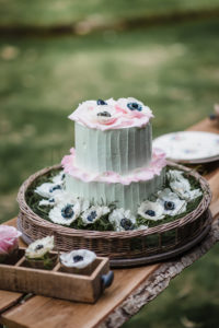 Wedding Cake En Fleurs Lors De Ce Shooting Mariage Dans Les Landes.