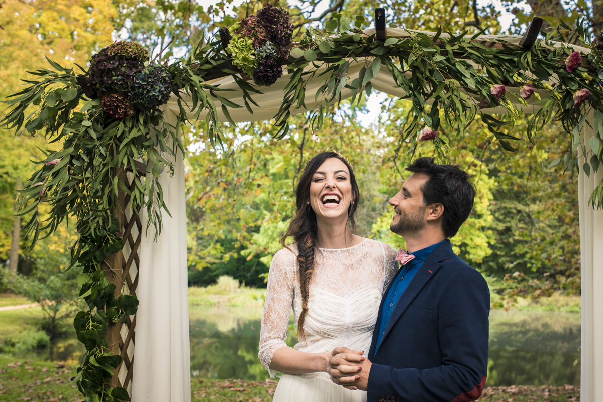 Déco florale champêtre de cérémonie de mariage en hortensia et eucalyptus au thème bohème.