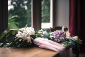 Déco Florale Champêtre Avec Bouquet De Fleurs De Mariée De Cérémonie Et De Table De Réception.