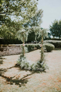 Arche De Mariage En Feuillage à La Décoration Florale Bohème Champêtre Sur La Région De Provence.