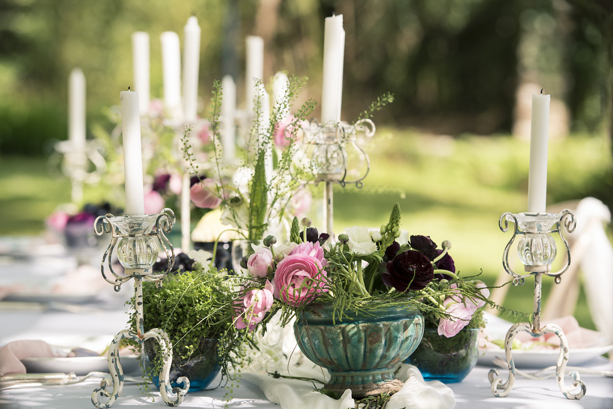 Vase médicis pour bouquet de fleurs de mariage tendance sur l'esprit jardin bohème.